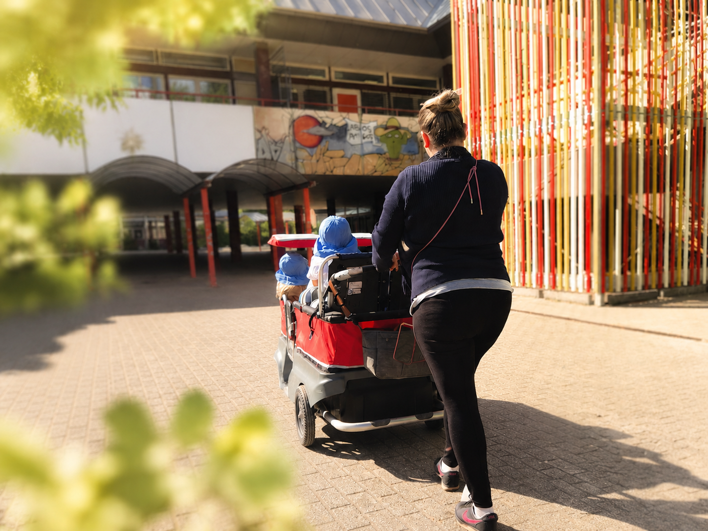 Gemeinsamer Ausflug mit dem Krippenwagen in der Kindertagespflege Spielplatzhelden. Tagespflegeperson erkundet mit den Kindern die Umgebung bei einem Spaziergang. Mit dem Krippenwagen unterwegs – Ausflüge gehören zum Alltag der Kindertagespflege Spielplatzhelden.